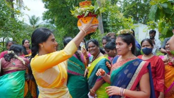 ys sharmila offers bonam participated in celebrations at her friends house ys sharmila offers bonam participated in celebrations at her friends house