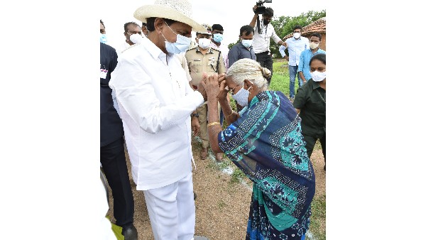 బీడీ చేసేటోళ్ల ఇంట్లోనే చదువుకున్నానంటూ కేసీఆర్