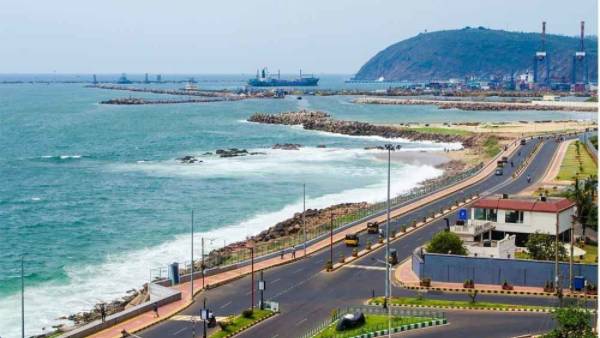 ఆది నుండీ విశాఖ రాజధాని తరలింపుకు బాలారిష్టాలే