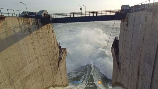 Pulichintala dam gate no. 16 washed away by krishna river flood flow Pulichintala dam gate no. 16 washed away by krishna river flood flow