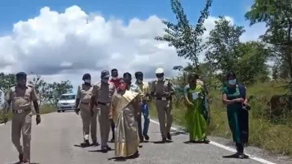దర్జాగా వెళ్లిపోయారు