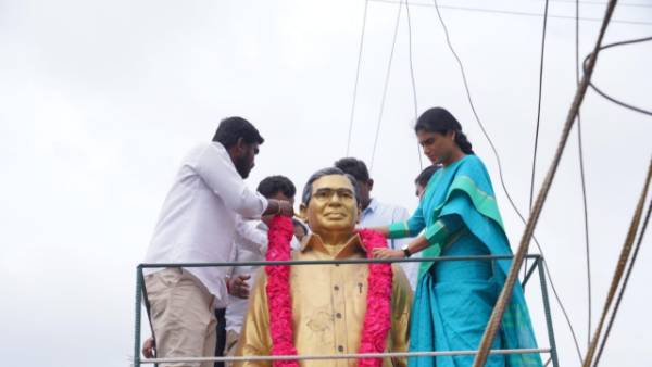 నిరుద్యోగుల పక్షాన షర్మిల పోరాటం .. కేసీఆర్ సర్కార్ పై సమరం