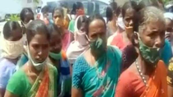 workers protest at YS Sharmila Deeksha programme for their work money workers protest at YS Sharmila Deeksha programme for their work money