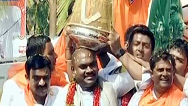 YSRCP MLC Ramesh Yadav got prestigious Balapur Ganesh laddu for rs 18.90 lakhs in auction YSRCP MLC Ramesh Yadav got prestigious Balapur Ganesh laddu for rs 18.90 lakhs in auction