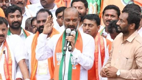నిరుద్యోగులు ఆత్మహత్యలు చేసుకుంటున్న దుస్థితి