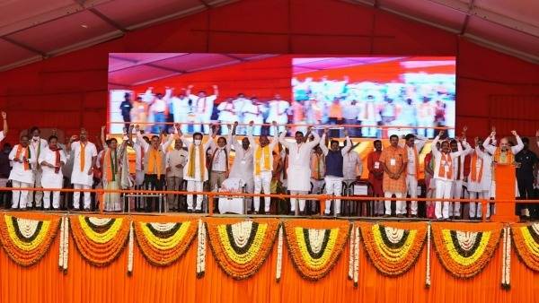 ఈటలను ముందుకు రావాలంటూ ఆహ్వానించిన అమిత్ షా