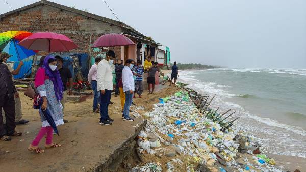 cyclone gulab update : rainfall begins in odisha, northern andhra before landfall this midnight cyclone gulab update : rainfall begins in odisha, northern andhra before landfall this midnight