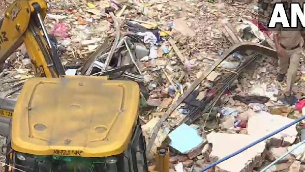 A four storey building collapsed in the Delhis Sabzi Mandi area, 3 have been rescued till now A four storey building collapsed in the Delhis Sabzi Mandi area, 3 have been rescued till now