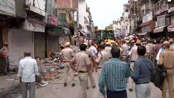 A four storey building collapsed in the Delhis Sabzi Mandi area, 3 have been rescued till now A four storey building collapsed in the Delhis Sabzi Mandi area, 3 have been rescued till now