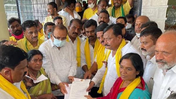 పరిటాల సునీతపై దురుసుగా ప్రవర్తించిన పోలీసులు .. సునీత ఆగ్రహం