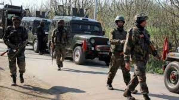 Terrorist attack with grenade in Pulwama .. Four civilians injured Terrorist attack with grenade in Pulwama .. Four civilians injured