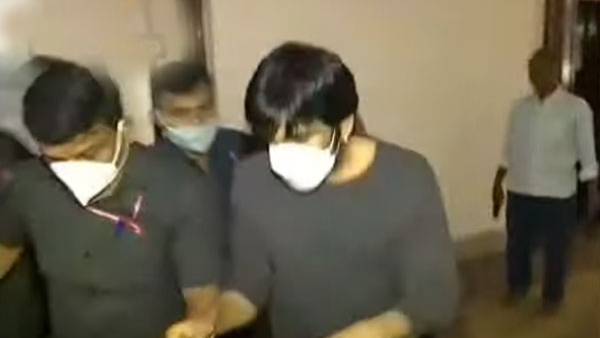 కెల్విన్ ఫోన్ లో హీరోల నెంబర్లు