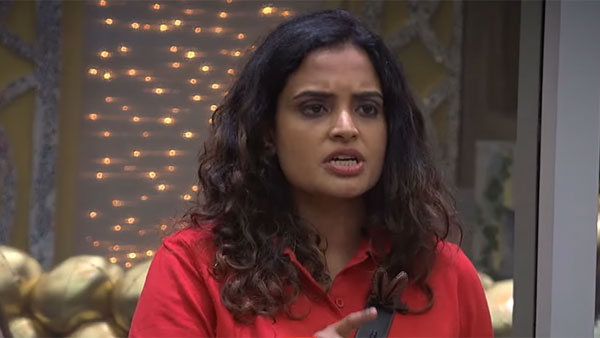 ఆమె అవుట్..