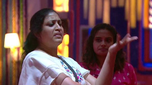 కాజల్ - విశ్వ మాటల యుద్దం