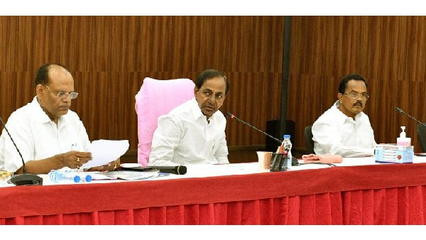 కరోనా పరిస్థితులపై కేసీఆర్ సమీక్ష.. టీకాలు వేగవంతం చేయాలని ఆదేశం