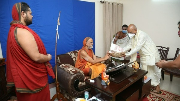 శ్రీ స్వరూపానందస్వామిని కలిసిన టీటీడీ ఈవో
