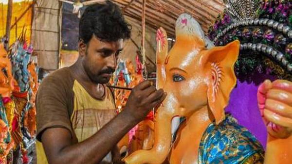 వినాయకచవితిపై ఇతర రాష్ట్రాలలోనూ ఆంక్షలు .. కానీ ఏపీలోనే రగడ