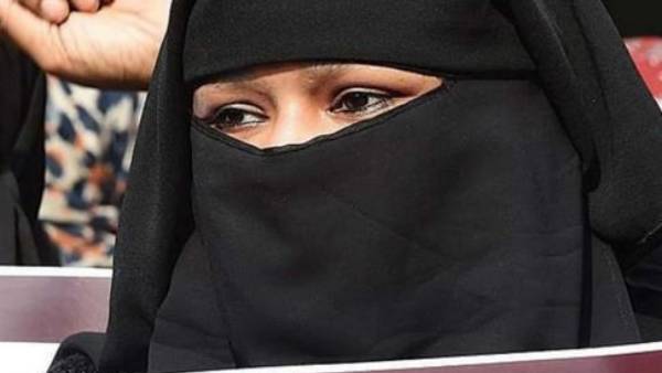 రోజూ స్నానం చెయ్యకూడదని వాదిస్తున్న భార్య