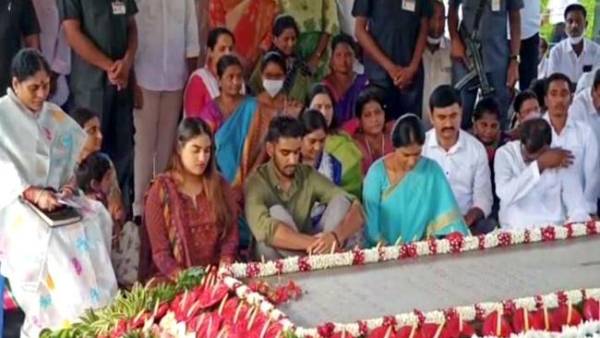 జగన్ - షర్మిలను కలిపిన వైఎస్సార్ ఘాట్..