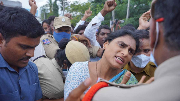 డబ్బులు ఇవ్వలేదంటూ షర్మిల దీక్షా స్థలి వద్ద కార్మికుల ఆందోళన
