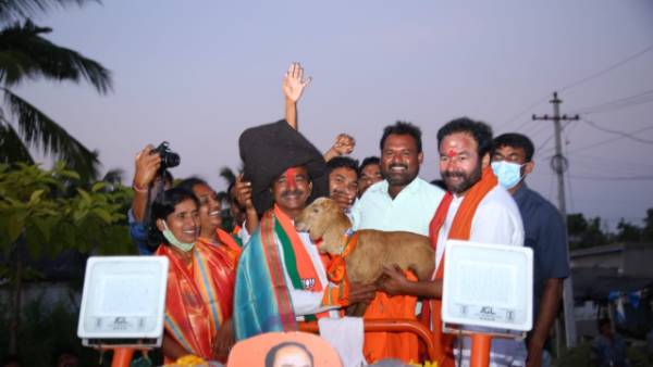 ఈటలను ఓడించేందుకు వందల కోట్లు ఖర్చు చేస్తున్నారు