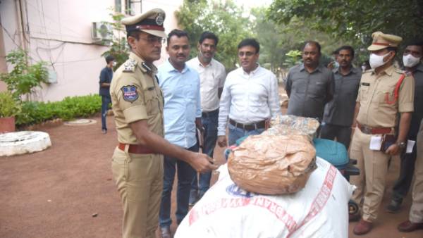 విశాఖ ఏజెన్సీ నుండే గంజాయి .. ఏసీ బోగీల్లో కాస్ట్లీగా దందా