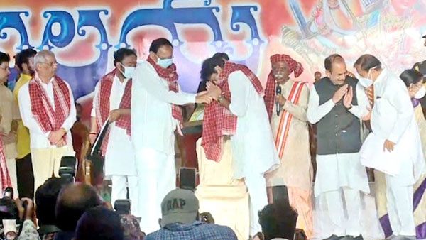 గిరిజన మహిళలతో కలిసి గవర్నర్ డాన్స్
