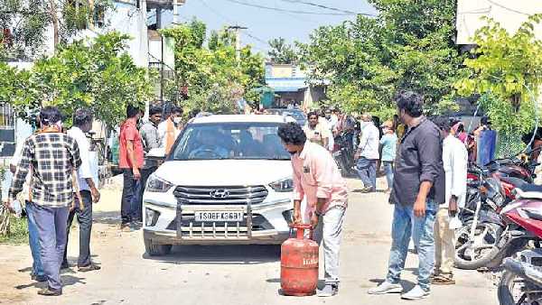 వంట గ్యాస్ ధరలను తగ్గించాక ఓట్లు అడగాలని నిలదీసిన ఓటర్లు