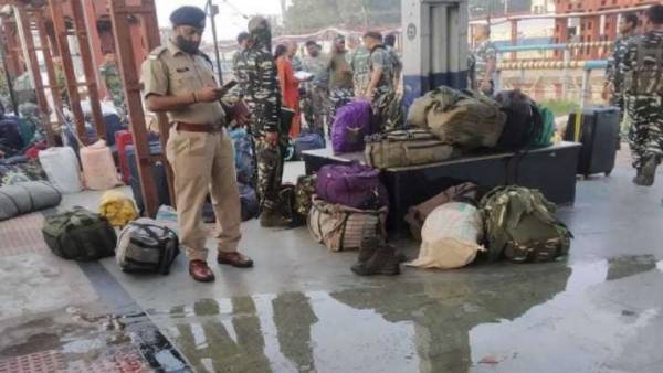 Blast at Raipur railway station ..Four CRPF personnel injured Blast at Raipur railway station ..Four CRPF personnel injured
