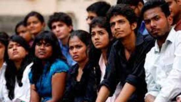 నలిగిపోతున్న విద్యార్ధులు