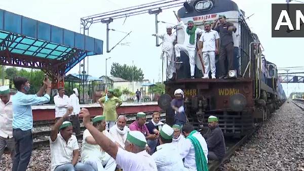 Lakhimpur kheri protest: 160 trains hit, 43 cancelled, passengers stranded due to Rail Roko stir. Lakhimpur kheri protest: 160 trains hit, 43 cancelled, passengers stranded due to Rail Roko stir.