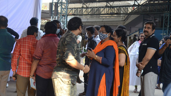 సీసీటీవీ ఫుటేజ్ కోరిన ప్రకాశ్ రాజ్