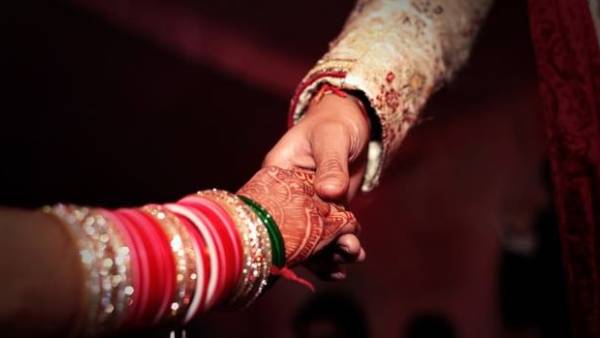 నెల ముందు మైనర్ తో యువతి పెళ్లి