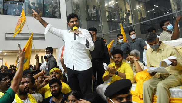 పోలీసులే దాడులు చేయిస్తున్నారంటూ లోకేష్