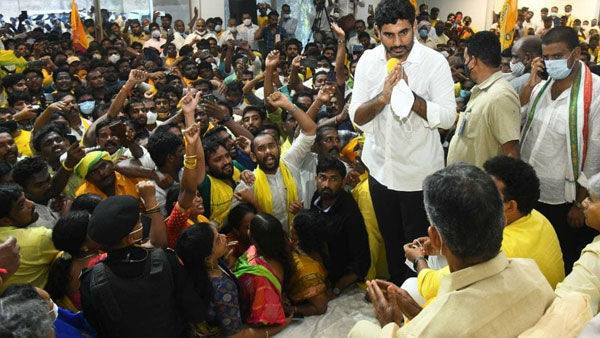 పిలులు.. పులులనుకుంటున్నాయ్..: లోకేష్, మంగళగిరి గిఫ్ట్
