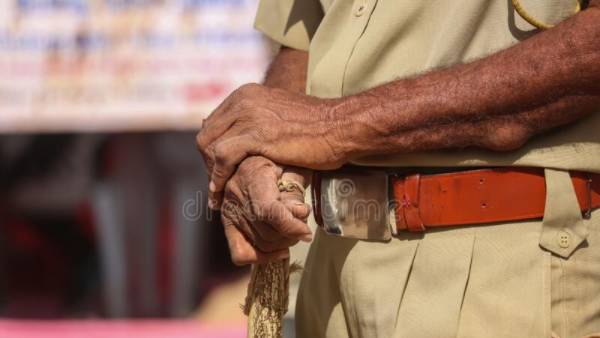 పోలీసులు బెండ్ తీస్తే మ్యాటర్ లీక్