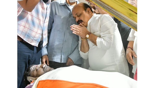 పార్థివదేహానికి ఆప్యాయంగా ముద్దుపెట్టిన ముఖ్యమంత్రి