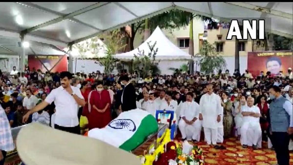 కుటుంబ సభ్యులు తోడుగా..