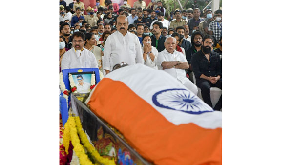 పోటెత్తిన అభిమానులు..