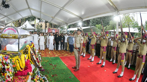 పోలీసుల గౌరవ వందనం..