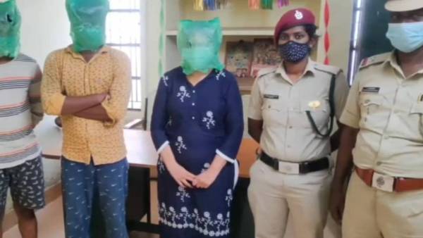 మసాజ్ సెంటర్ లో 17 ఏళ్ల అమ్మాయి