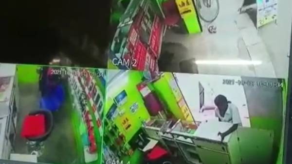 సెల్ ఫోన్ షోరూమ్ పెట్టిన భార్య