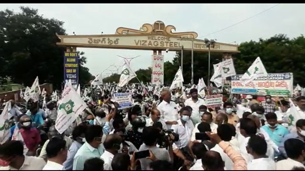 విశాఖ ఉక్కు ఉద్యమ ప్రభావం తగ్గుతున్న సమయంలో పవన్ ఎంట్రీ .. ఏం జరుగుతుందో ?