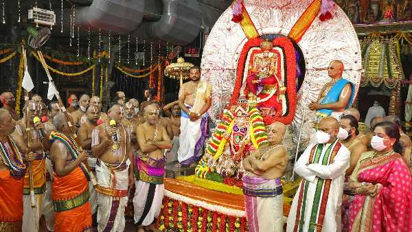 రంగురంగుల ఎండుఫలాలు, వట్టివేరు, పసుపు రోజామాలలు