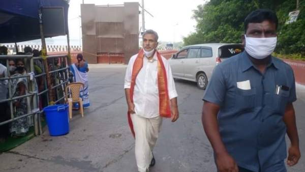 vijayawada kanakadurga as saraswati devi on mula nakshatram day, police stop mp kesineni convoy vijayawada kanakadurga as saraswati devi on mula nakshatram day, police stop mp kesineni convoy