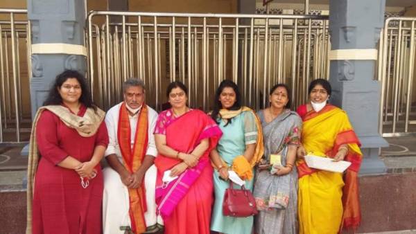 vijayawada kanakadurga as saraswati devi on mula nakshatram day, police stop mp kesineni convoy vijayawada kanakadurga as saraswati devi on mula nakshatram day, police stop mp kesineni convoy