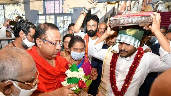 AP CM YS Jagan visits Sri Durga Malleswara Swamy temple and offers prayers to Kanaka Durgamma AP CM YS Jagan visits Sri Durga Malleswara Swamy temple and offers prayers to Kanaka Durgamma