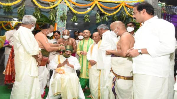 AP CM YS Jagan visits Tirumala, offers prayers at Lord Venkateswara temple during Brahmotsavam AP CM YS Jagan visits Tirumala, offers prayers at Lord Venkateswara temple during Brahmotsavam
