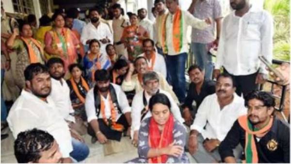 tension at ghmc mayor chamber after BJP corporators protest tension at ghmc mayor chamber after BJP corporators protest