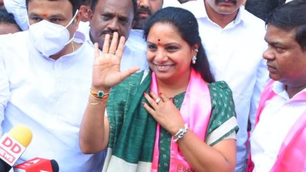 నామినేషన్ వేసిన ఎమ్మెల్సీ కవిత.!నిజామాబాద్ కలెక్టర్ కి పత్రాలు అందజేత..